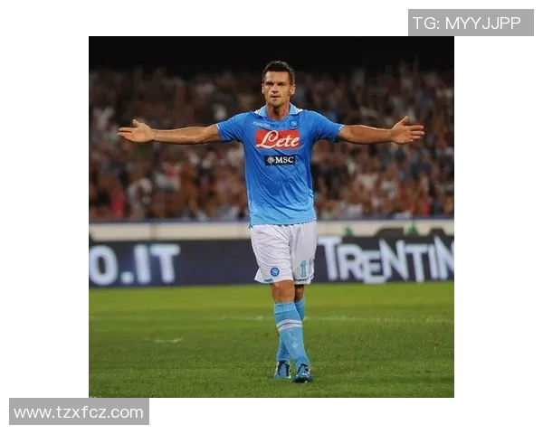 足球明星后卫风采展示与精彩瞬间回顾